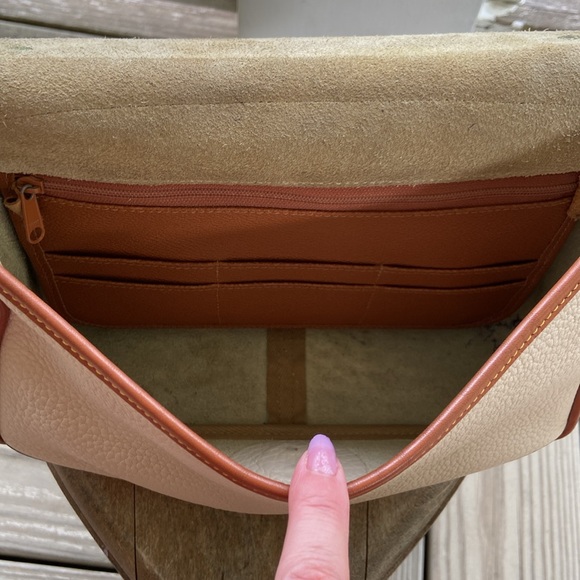 Dooney & Bourke Vintage Bone & British Tan Leather Carrier Shoulder Bag - Picture 12 of 16